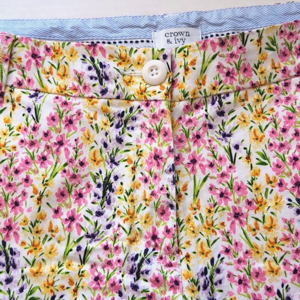 Crown & Ivy Floral Flat Front Caroline Shorts. Size 10 - Picture 5 of 10